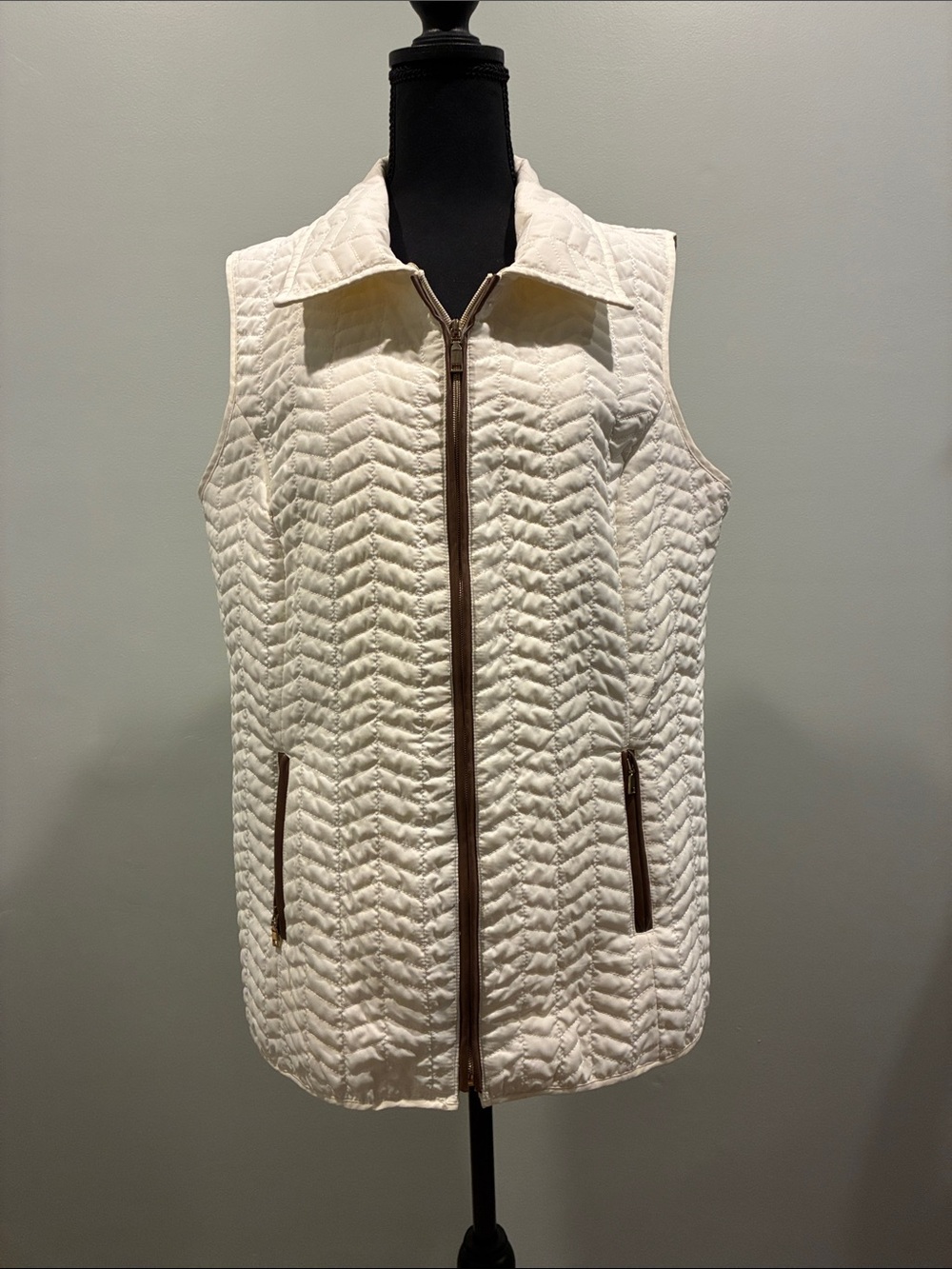 Onque Casuals Cream Quilted Sleeveless Zip-Front Vest with Brown Trim